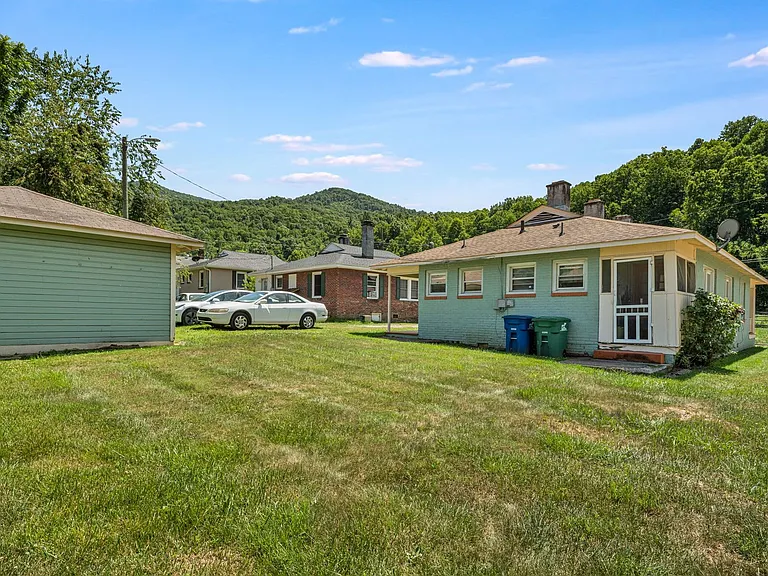 303 Dennis St — Photo 30