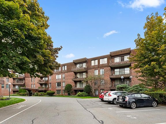 3rd image of 1008 Paradise Rd APT 2J