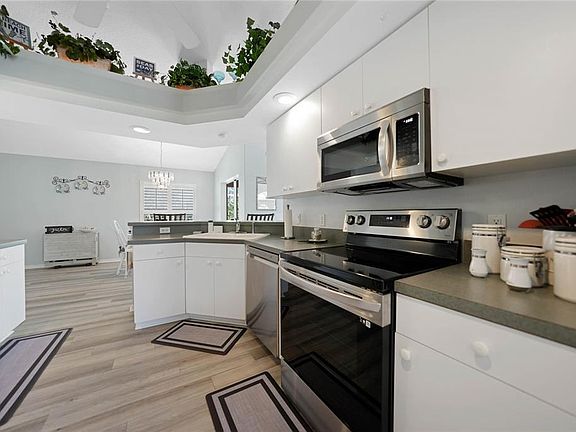 2nd image of 3184 Emerald Ln