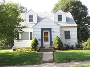 1369 W 38th Pl, Davenport, IA 52806