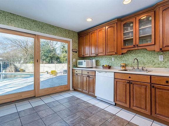 3rd image of 4 Carol Ln
