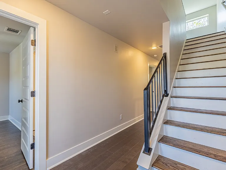 130 Rose Ln #202 — Photo 26