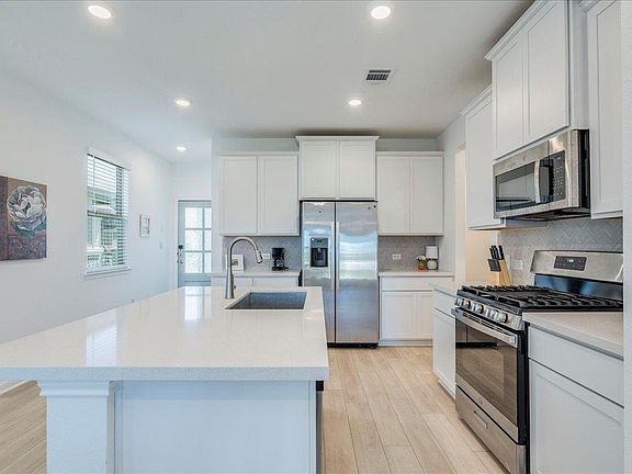 5th image of 802 Papaya Dr