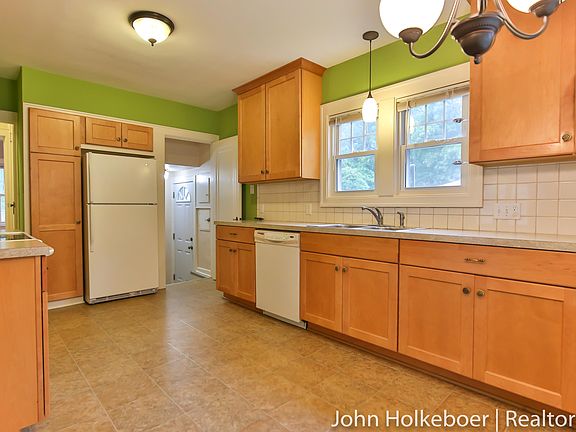 3rd image of 3519 Senora Ave SE