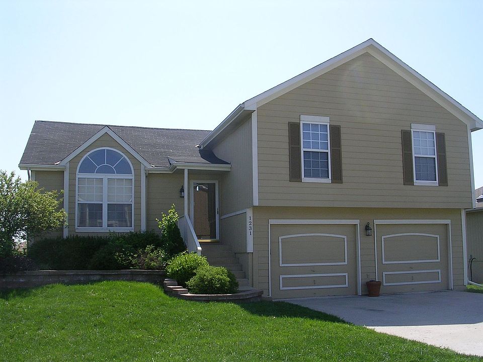 1st image of 1231 SE Rosehill Dr