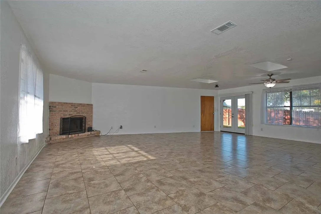 3 bed, 1455 sqft, $2,200 — Photo 4