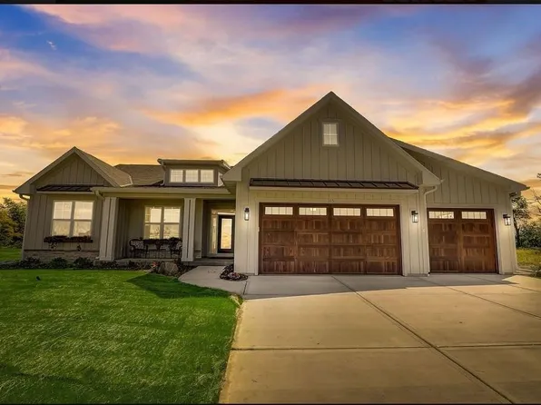 2112 Greentree Dr, Huntsville, TX 77340