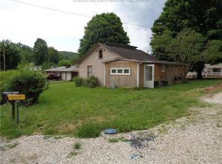 7 Maple Ln, Elkview, WV 25071