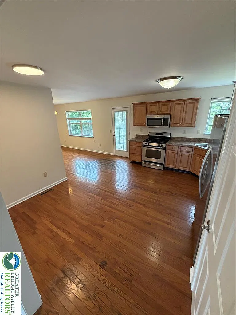 3 bed, 2.5 bath, 2260 sqft, $2,995 — Photo 4
