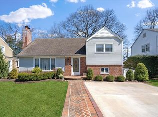 7 Rockwin Rd, Rockville Centre, NY 11570