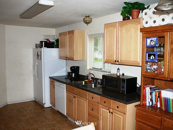 2nd image of 1422 B Street SE