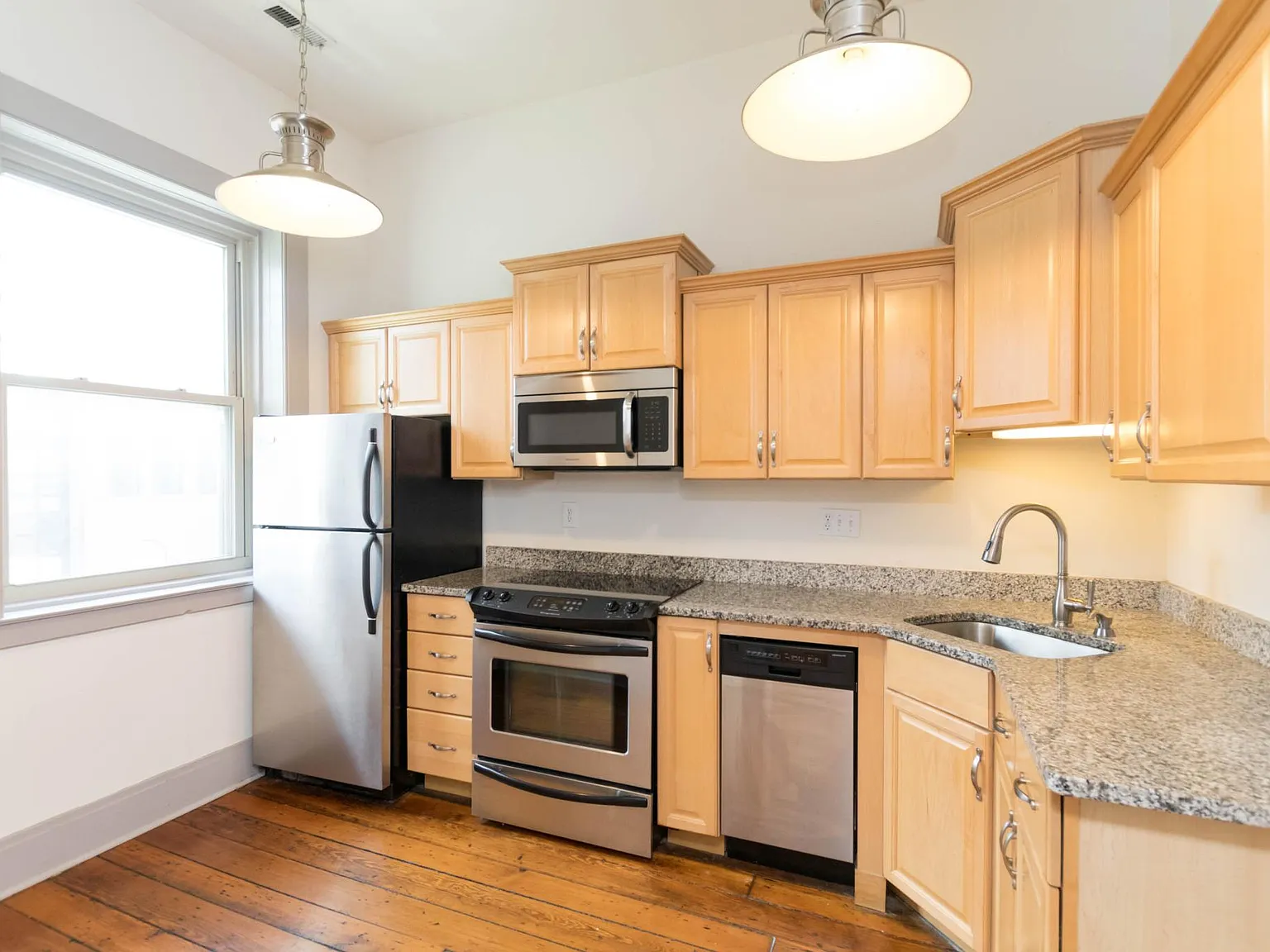2 bed, 1500 sqft, $1,950 — Photo 3