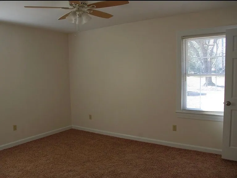 104 Dorchester Ln — Photo 13