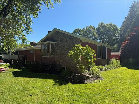 4th image of 10 Pine Tree Cir
