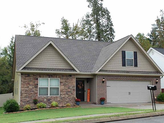 2nd image of 3062 Pin Oaks Cir NE