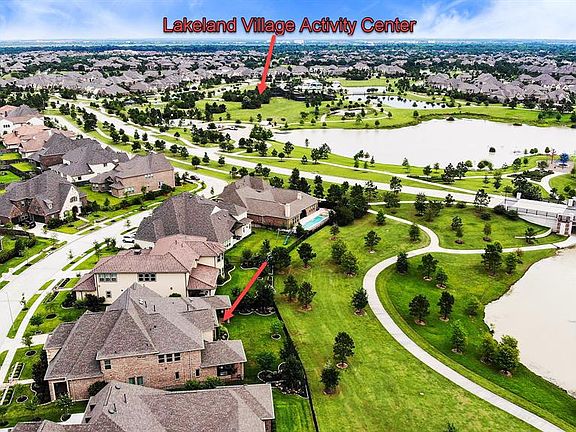 The Lakeland Village Activity Center is conveniently close by with a heated lap pool, 2 playground areas and a splash pad, tennis courts, basketball, 2 dog parks, skateboard park and boat launch.