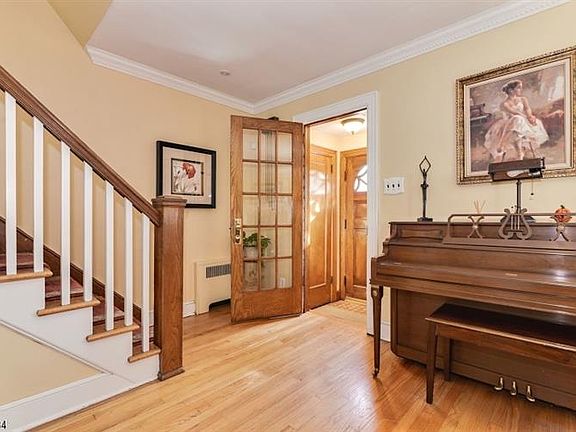 4th image of 432 Essex Ave