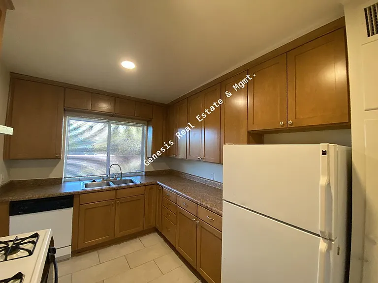 2803 E Lee St — Photo 9