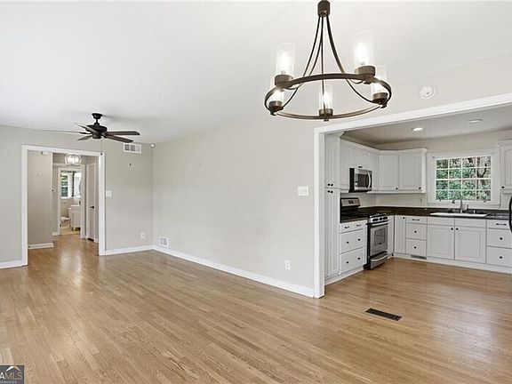 5th image of 305 Brookwood Dr SW