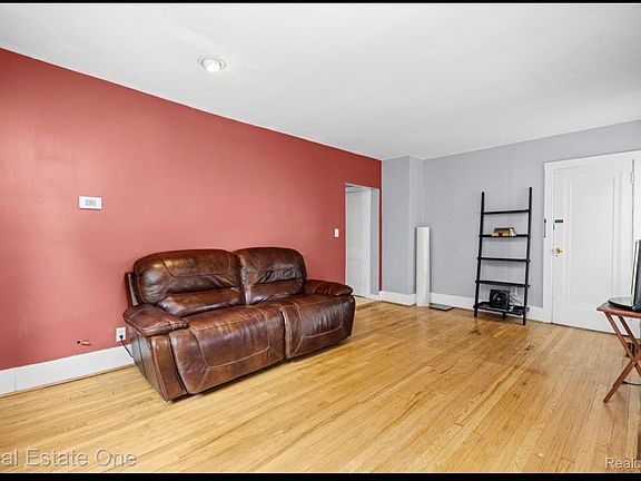 5th image of 307 S Laurel St APT B