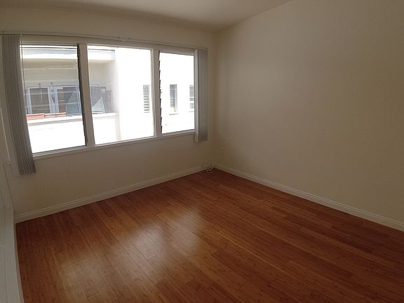 4th image of 1326 1/2 N Flores St #19