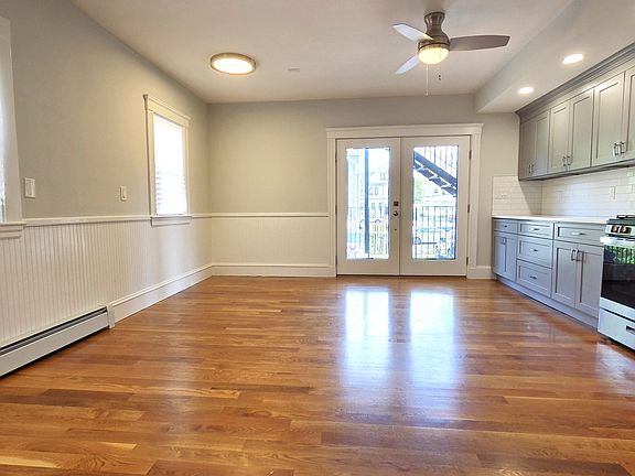 4th image of 61 Waverly St