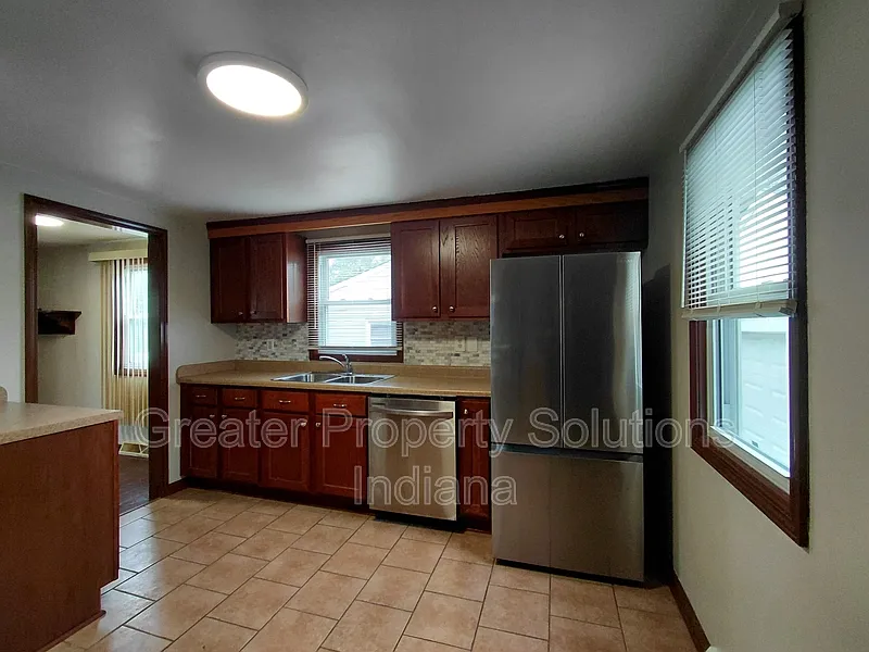 3 bed, 1.0 bath, 1587 sqft, $2,150 — Photo 3