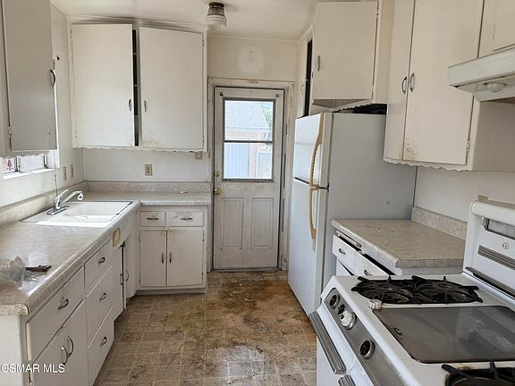 3rd image of 859 W Carmelita Ave