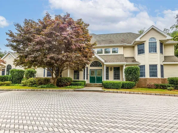 8 Tavern Way, East Setauket, NY 11733