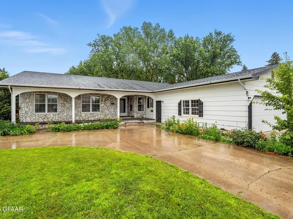 421 Lewis Ave, Larimore, ND 58251