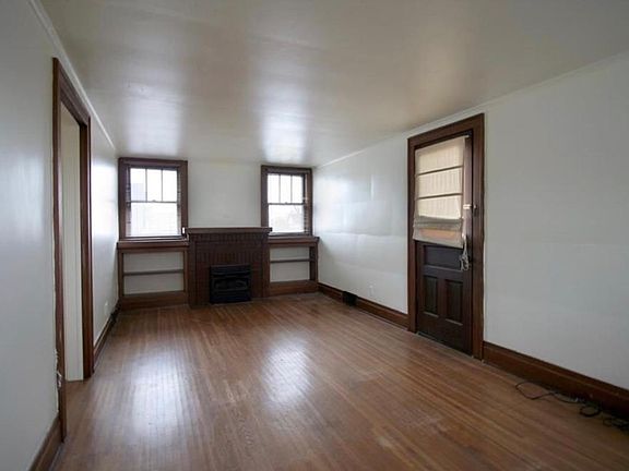 4th image of 165 W Hazeltine Ave