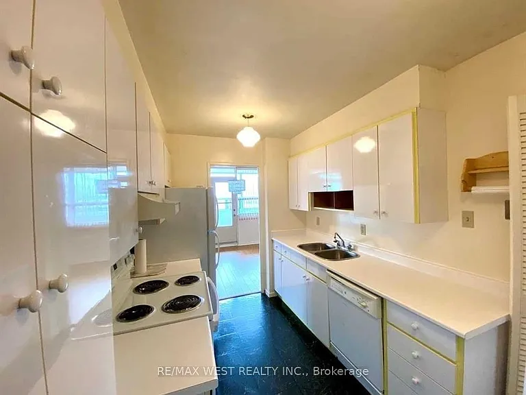130 Neptune Dr #905 — Photo 8