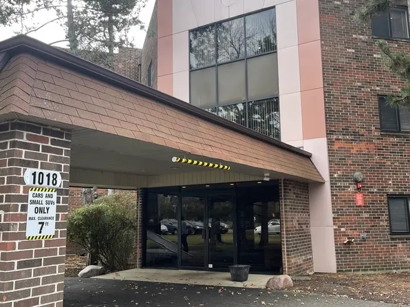 1018 Castilian Ct APT 205, Glenview, IL 60025