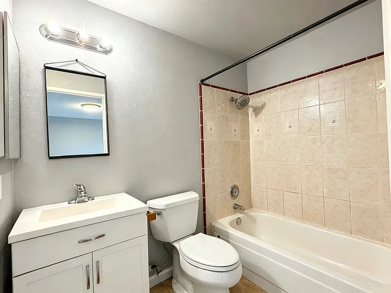 1313 W James St #11 — Photo 9