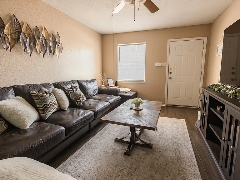 1714 Leona Dr — Photo 3