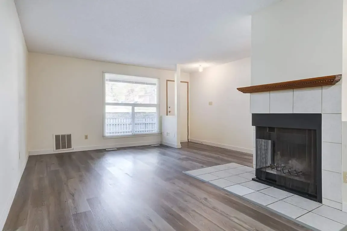 Huntington Hill Coach Homes — Photo 2