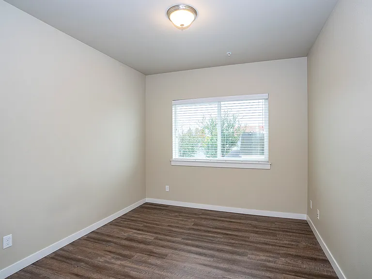 627 N Fife St — Photo 12