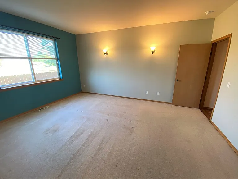 2405 N Lilac Way — Photo 32