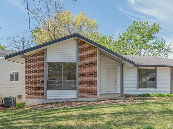 937 Napoli Dr, Ballwin, MO 63021