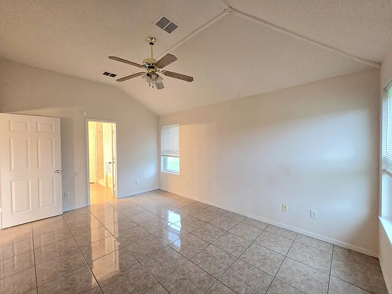 5705 Mandalay — Photo 17