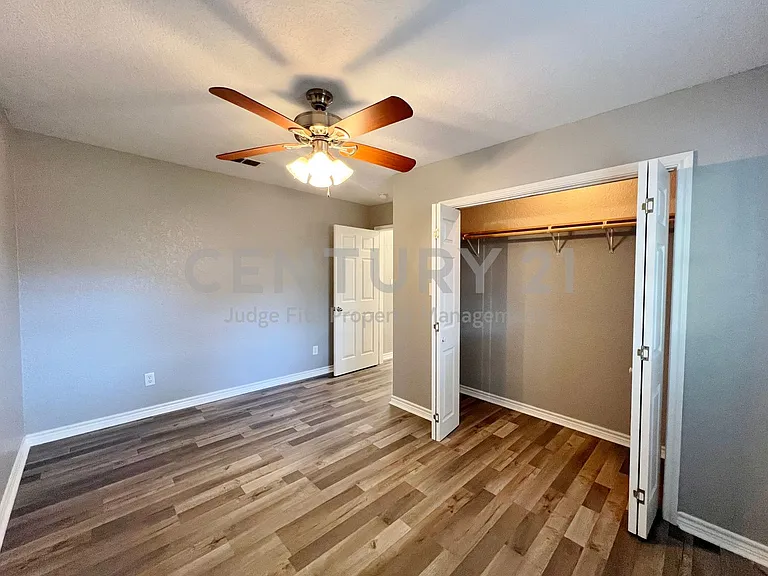 450 Everett St — Photo 16