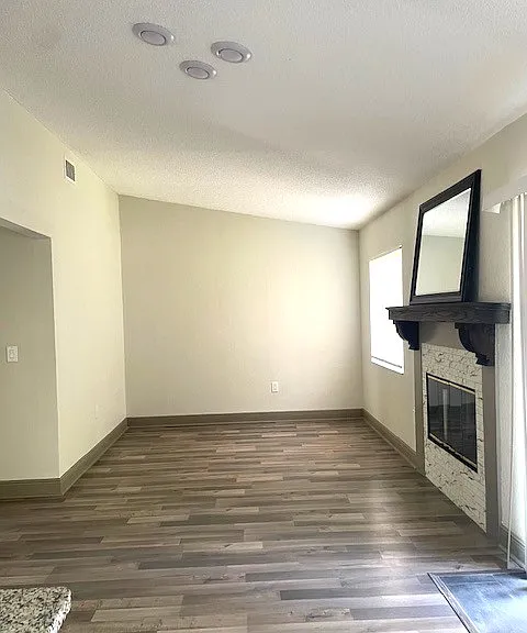 1100 Lowry Ave #33 — Photo 4