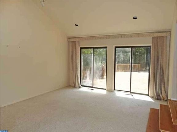 5th image of 17 Van Dyck Dr