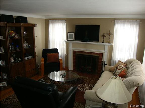 5th image of 383 Huntington Dr