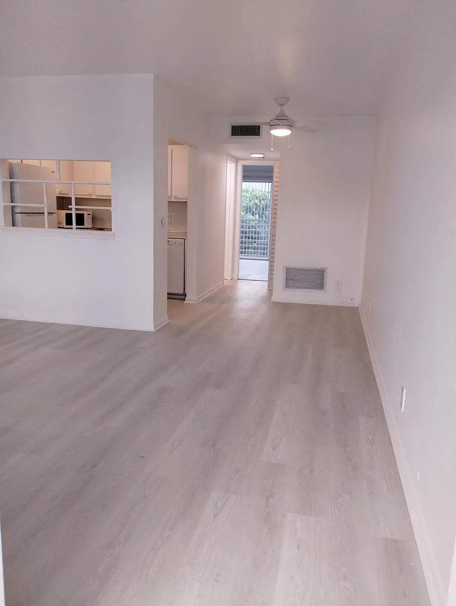 Building Photo - 2880 Lake Osborne Dr #209