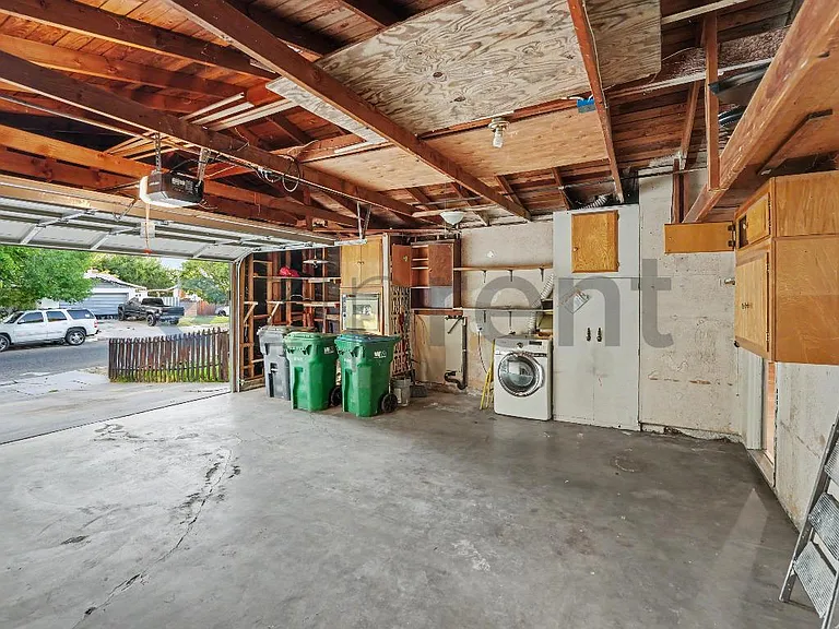 766 E Pillsbury St — Photo 16