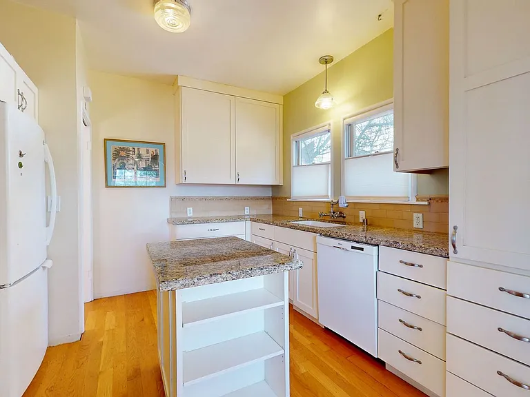 420 Lester Ave — Photo 11