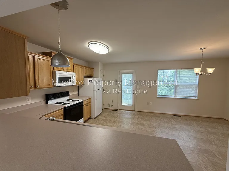 219 Merrill Ct — Photo 6