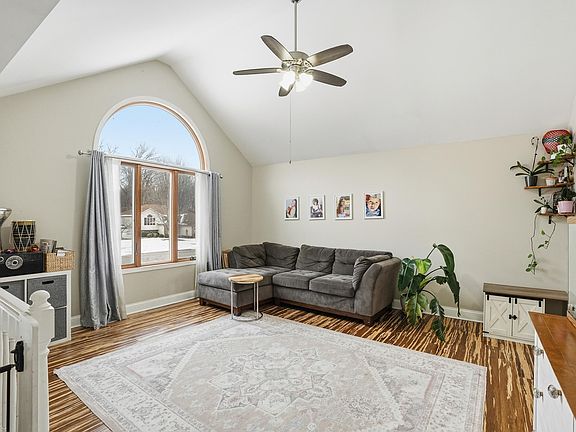 4th image of 3001 Emerald Dr