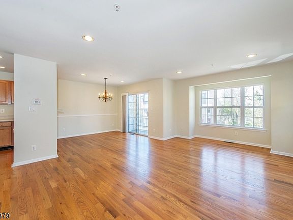 4th image of 102 Lakeview Ct